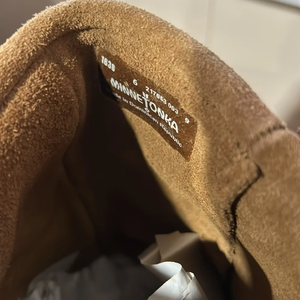 Minnetonkaka size 6. - Picture 3 of 9